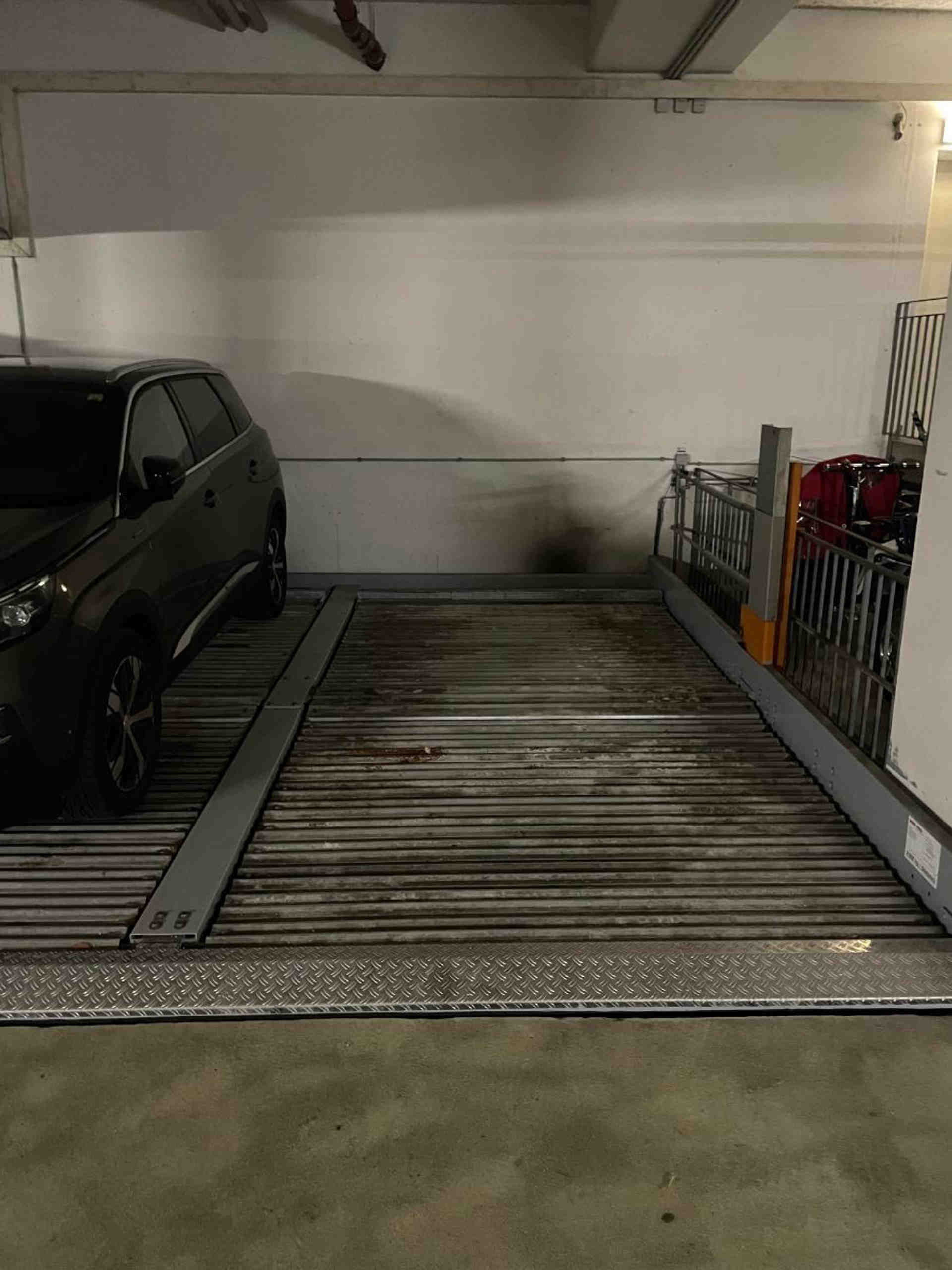 Central Munich: Wide duplex parking space in modern underground car park - Schneckenburgerstraße, 81675 Munich - Photo 3 of 4