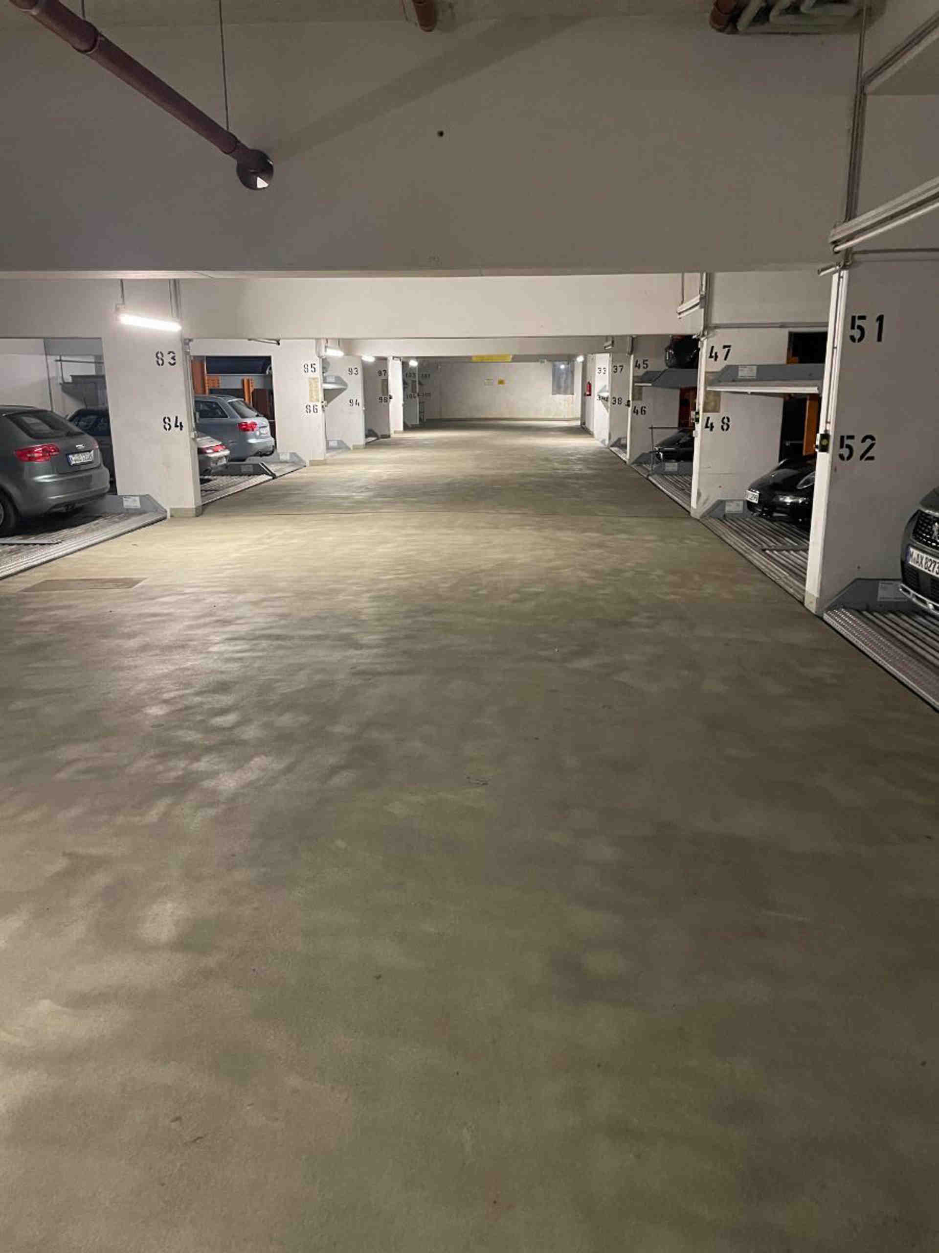 Central Munich: Wide duplex parking space in modern underground car park - Schneckenburgerstraße, 81675 Munich - Photo 1 of 1