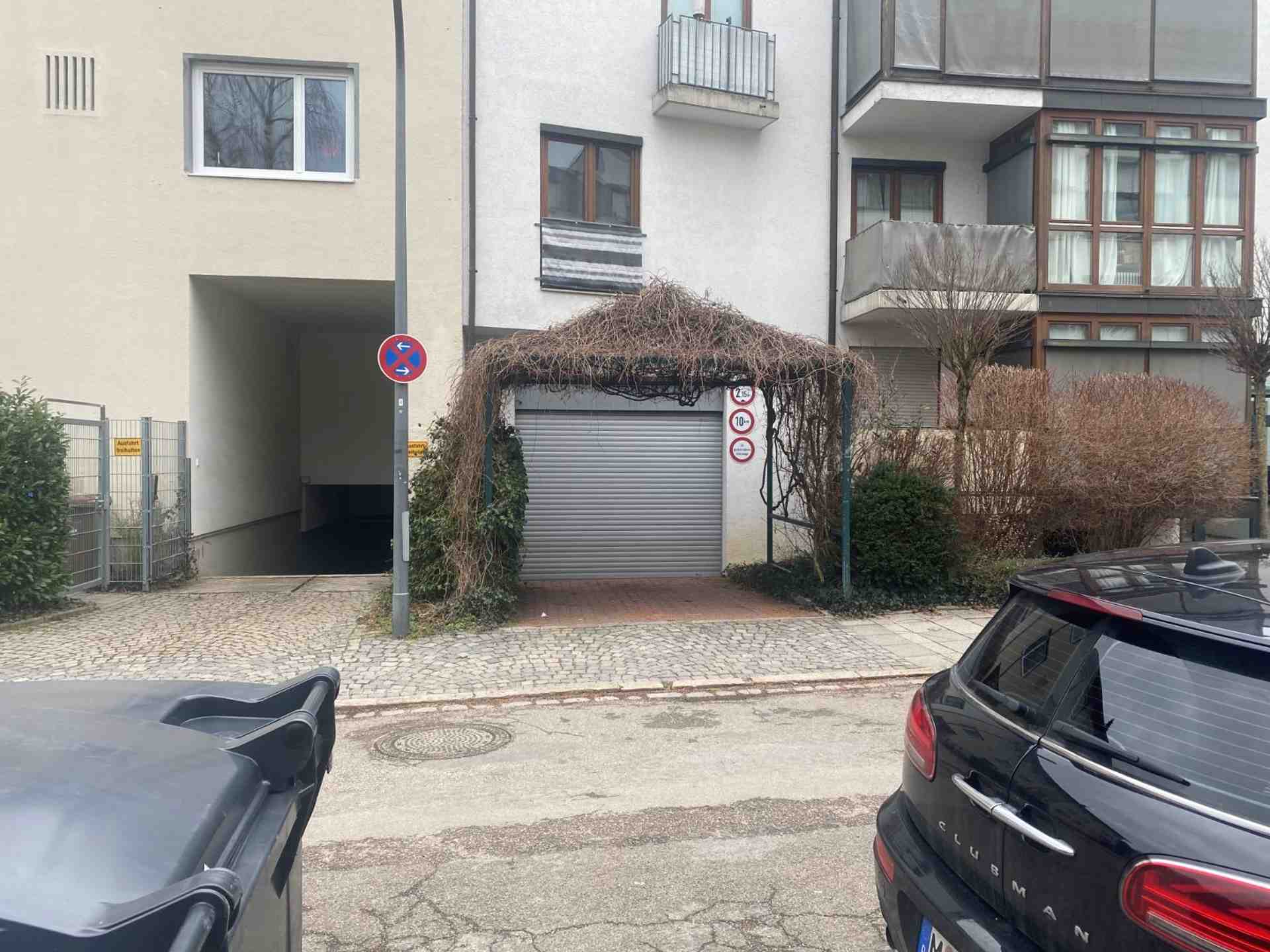 Dvojpodlažné parkovisko nad námestím Wettersteinplatz - Saleggstraße, 81547 Munich - Fotka 1 z 1