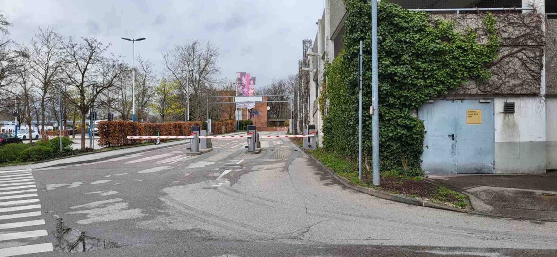 Parkplatz im Olympia Einkaufszentrum verfügbar! - Riesstraße, 80993 München - Foto 2 von 5