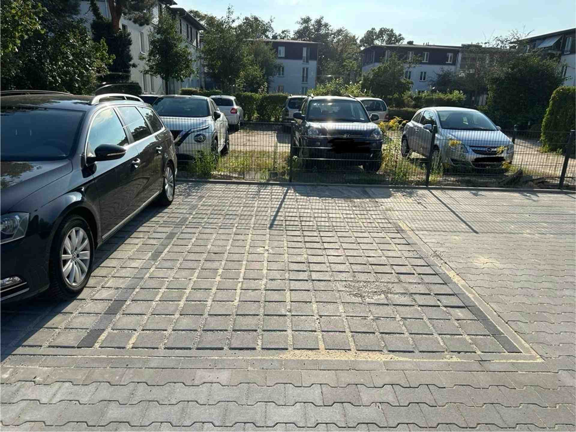 Outdoor parking space near Berlin-Spandau in 14612 Falkensee - Fehrbelliner Straße, 14612 Falkensee - Photo 1 of 1