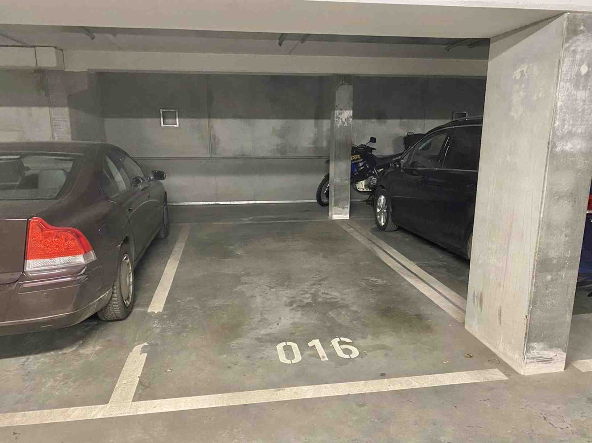 Spacious underground parking space in a prime location - Hermann-Blankenstein-Straße, 10249 Berlin - Photo 1 of 3