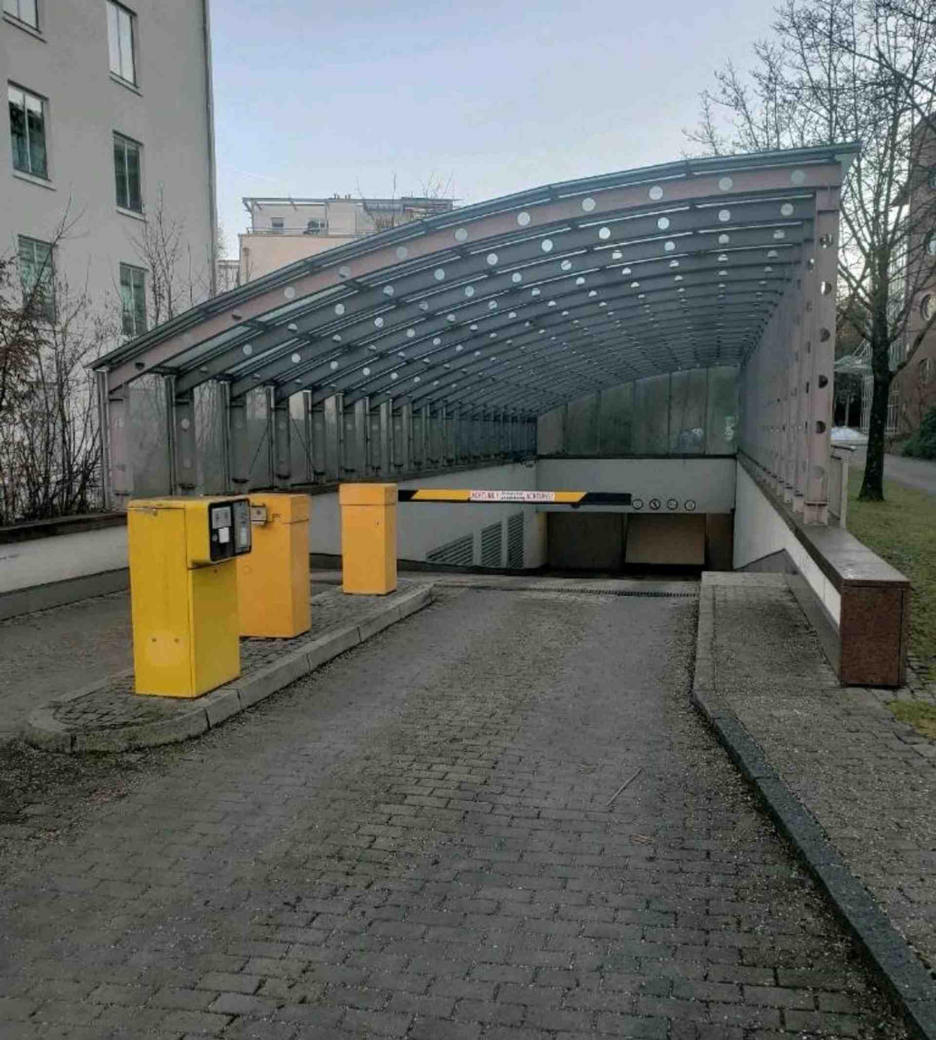 Underground parking space Daphnestraße - Daphnestraße, 81925 Munich - Photo 1 of 4