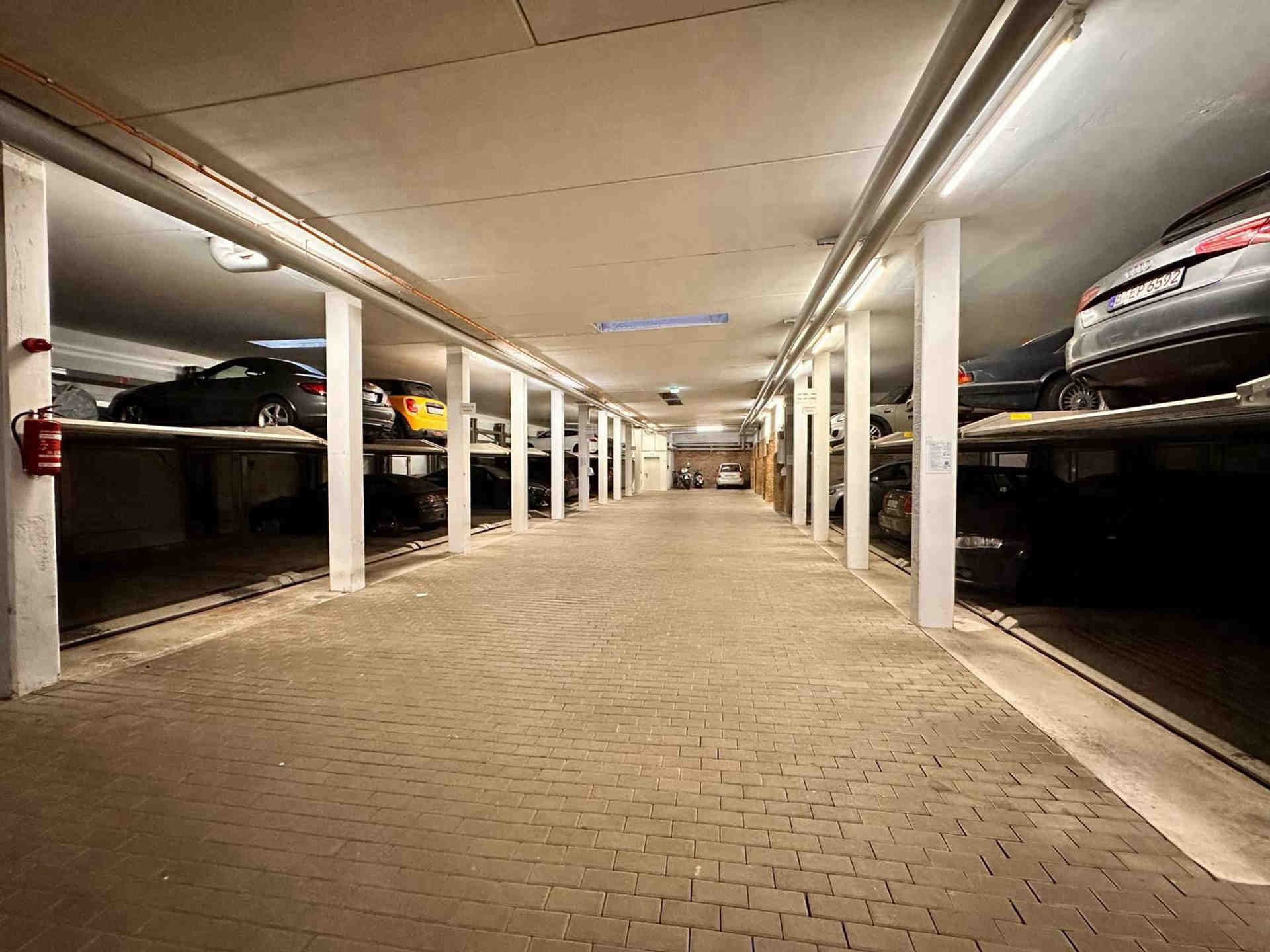 Bezpečné podzemné high-tech parkovisko v blízkosti verejnej dopravy - Warschauer Straße, 10243 Berlin - Fotka 1 z 1