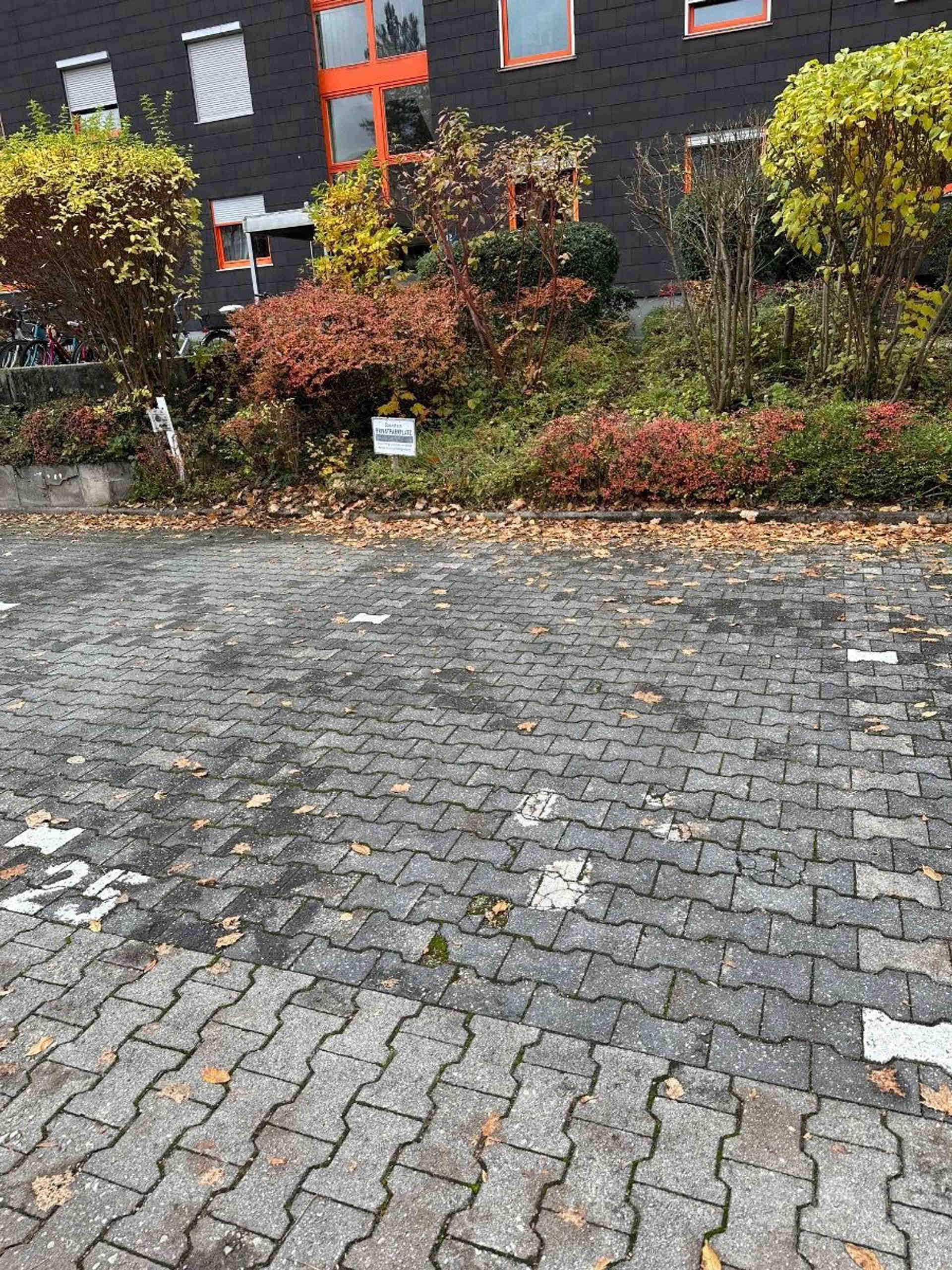 Private parking lot within walking distance of Westendstraße subway station - Hauzenberger Straße, 80687 Munich - Photo 1 of 1