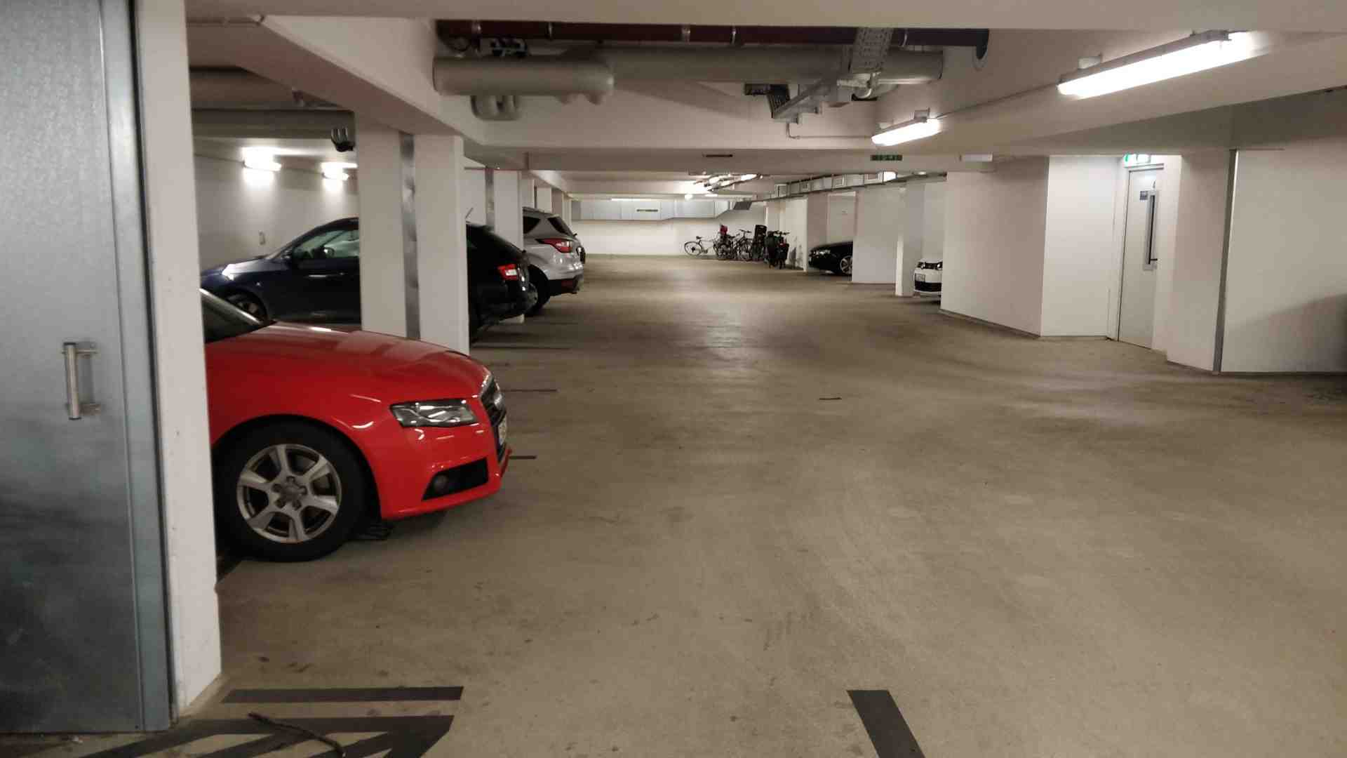 Parking space in modern building - Dolziger Straße, 10247 Berlin - Photo 1 of 2