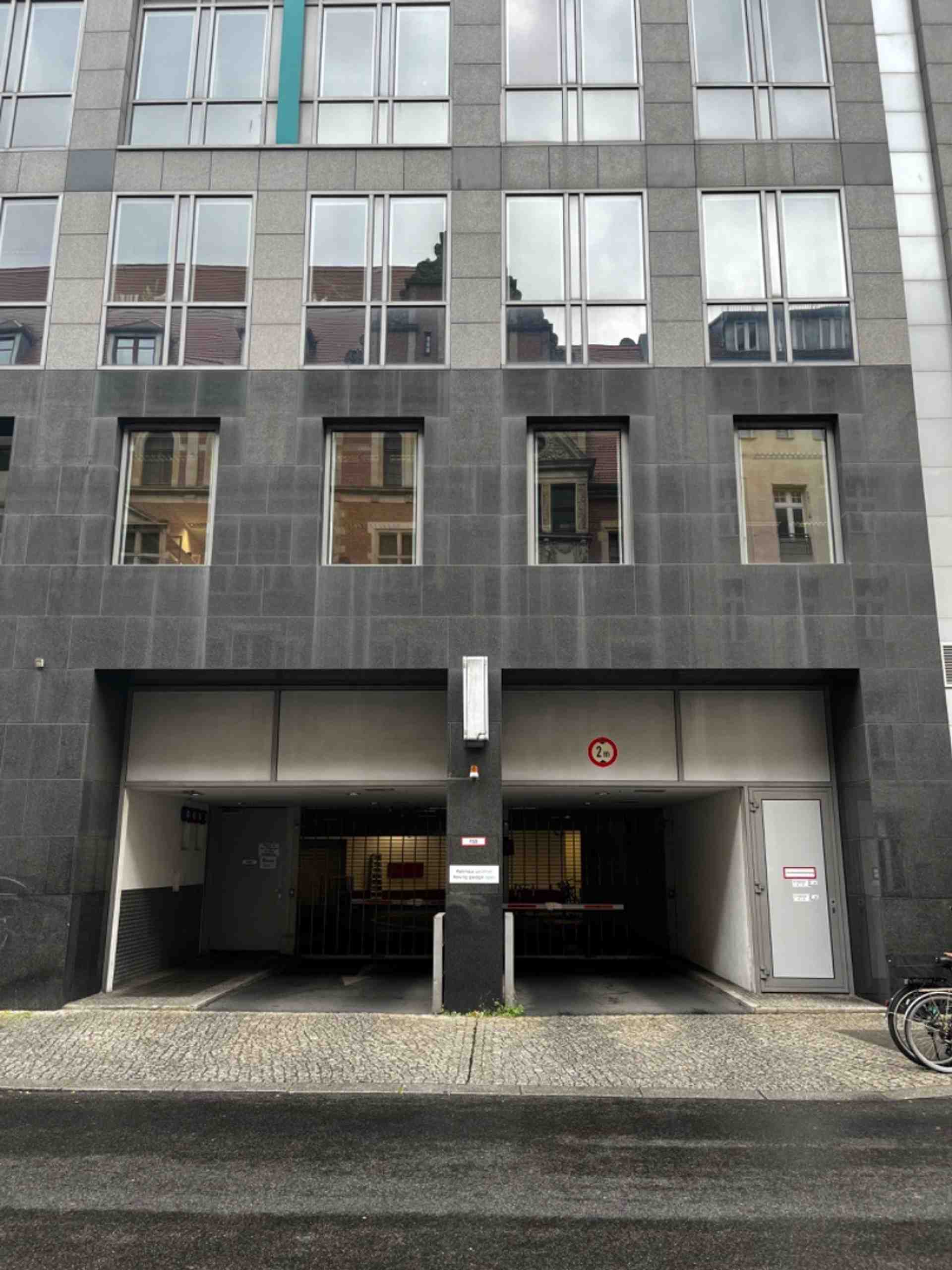 Strážené, monitorované podzemné parkovisko - Mittelstraße, 10117 Berlín - Fotka 2 z 4