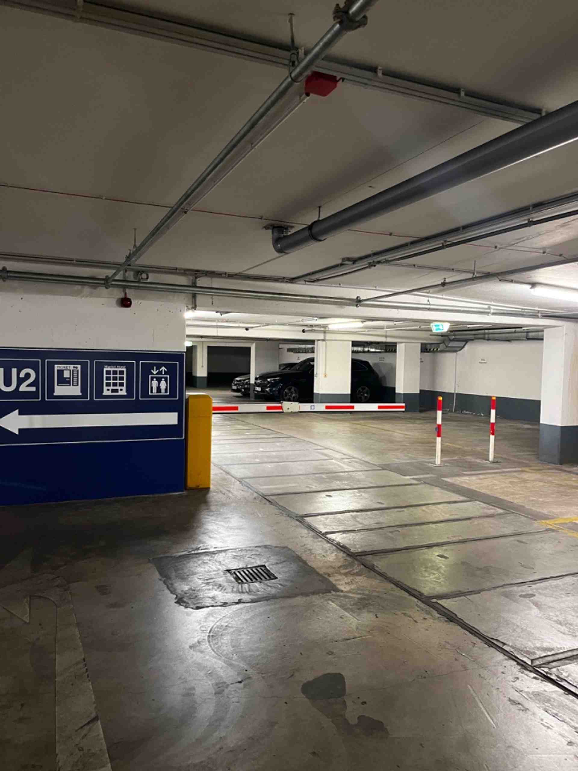 Secured, monitored underground car parking space - Mittelstraße, 10117 Berlin - Photo 3 of 4