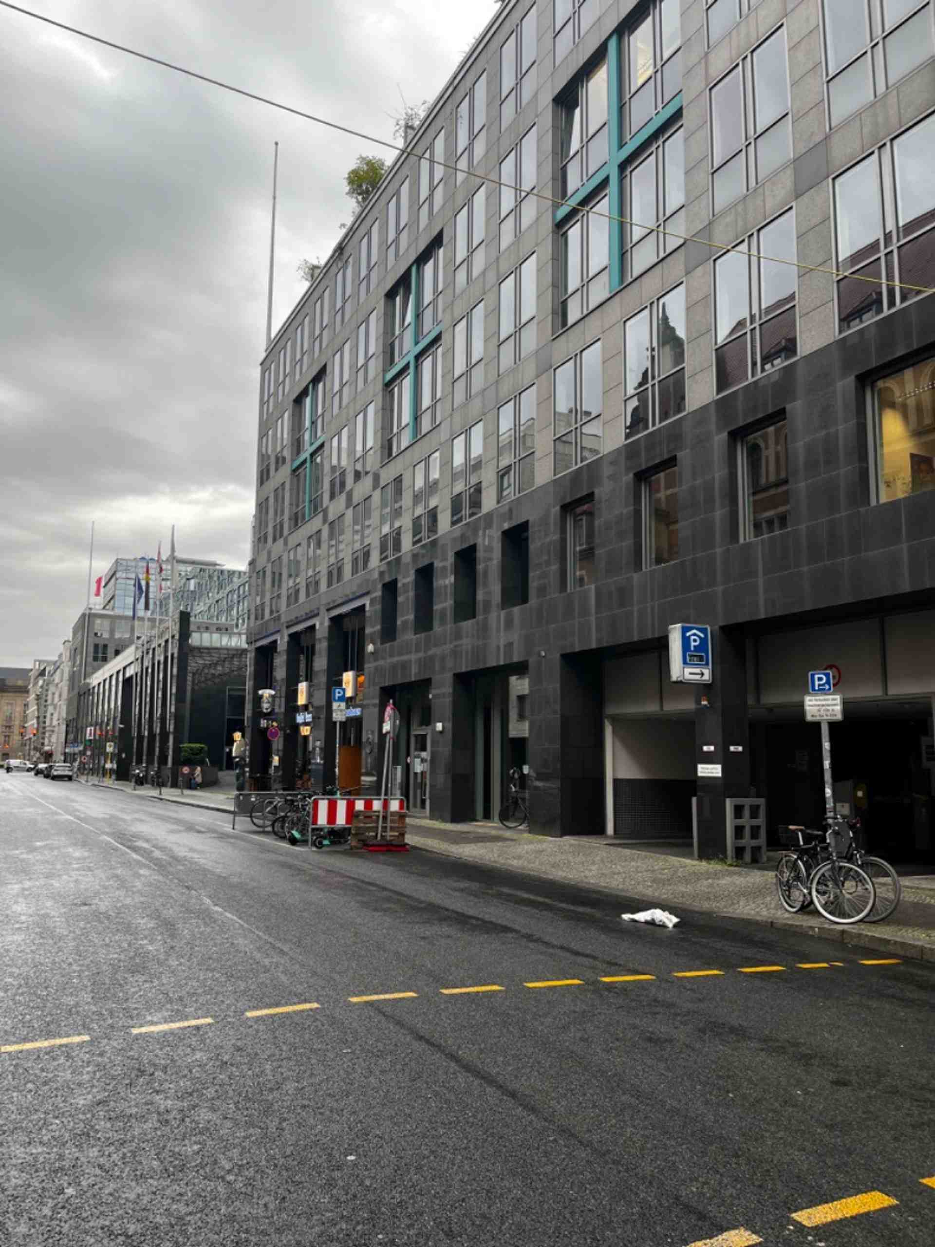 Strážené, monitorované podzemné parkovisko - Mittelstraße, 10117 Berlín - Fotka 1 z 4