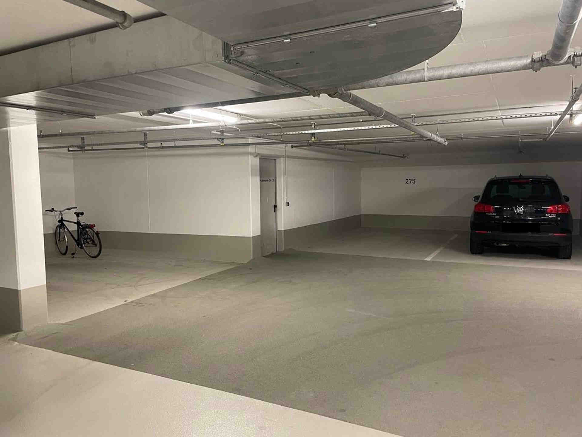 XL parking space in underground car park - Adams-Lehmann-Straße, 80797 Munich - Photo 1 of 1