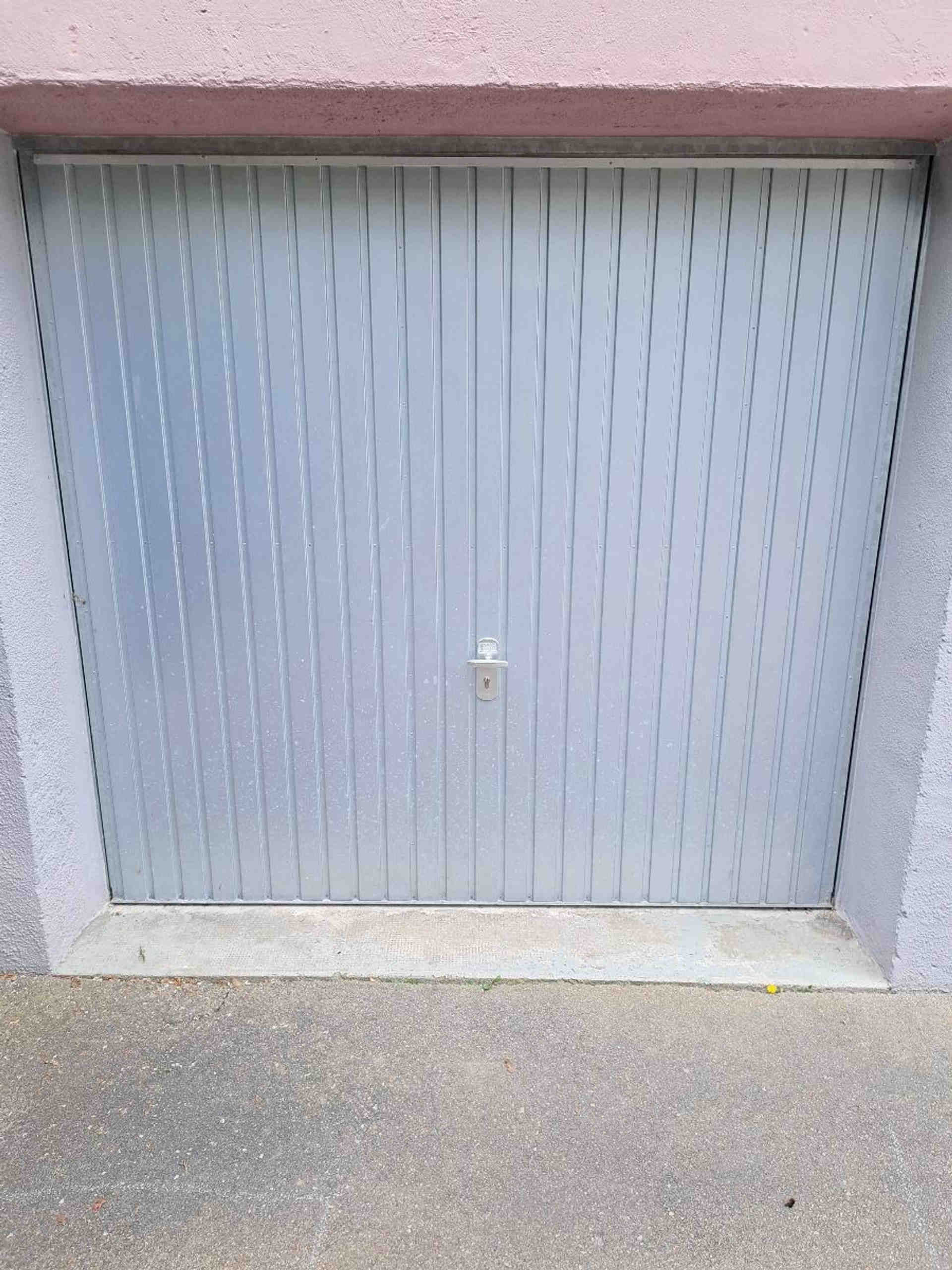 Central garage in quiet backyard - Säbener Straße, 81547 Munich - Photo 1 of 1