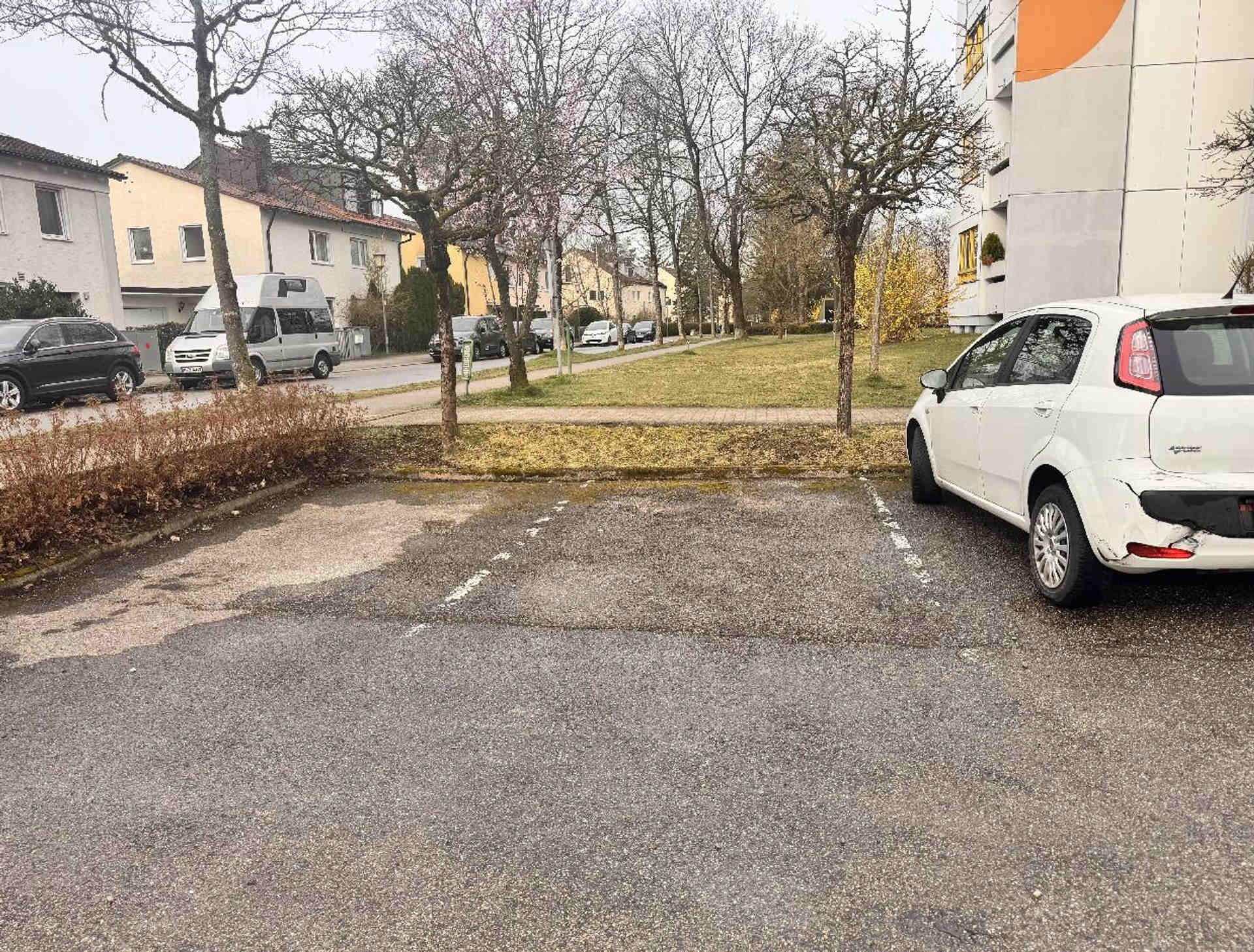 Barrier free outdoor parking spot - Guardinistraße, 81375 Munich - Photo 2 of 5