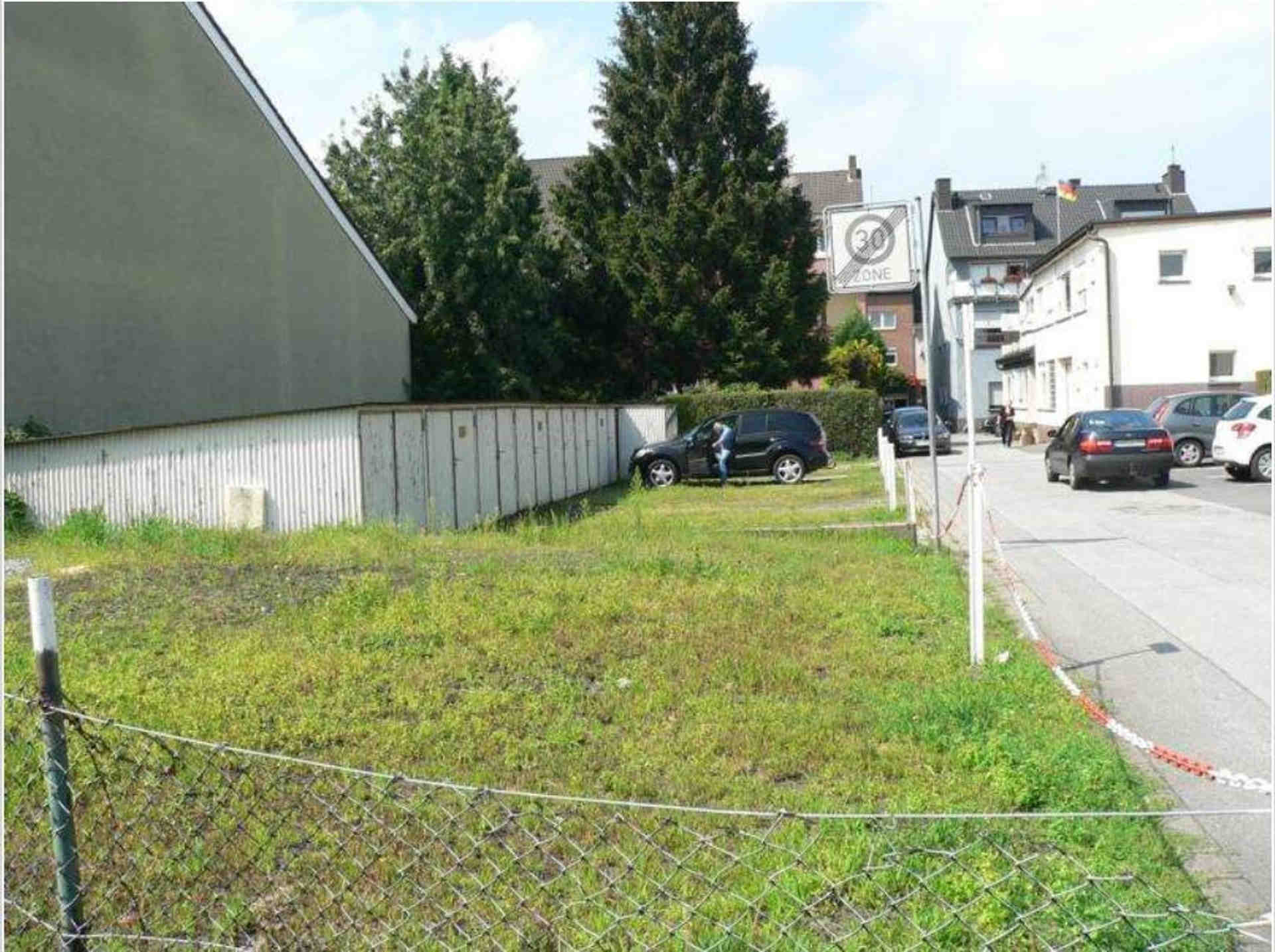 Space for 2 cars. Garage and parking space in 59067 Hamm - Wilhelmstraße, 59067 Hamm - Photo 1 of 1