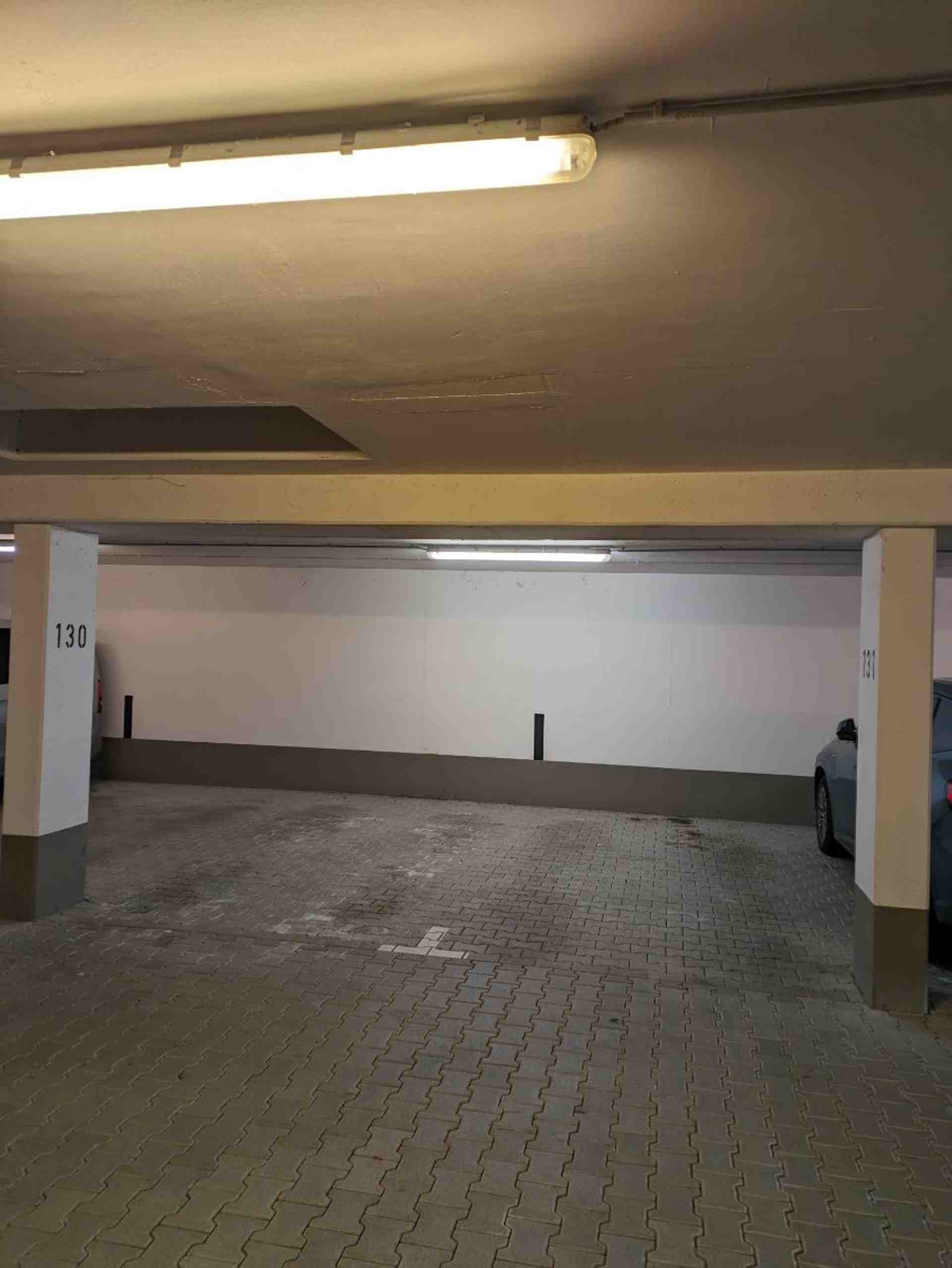 Veľké podzemné parkovisko na Regerplatz - Pöppelstraße, 81541 Mníchov - Fotka 2 z 4