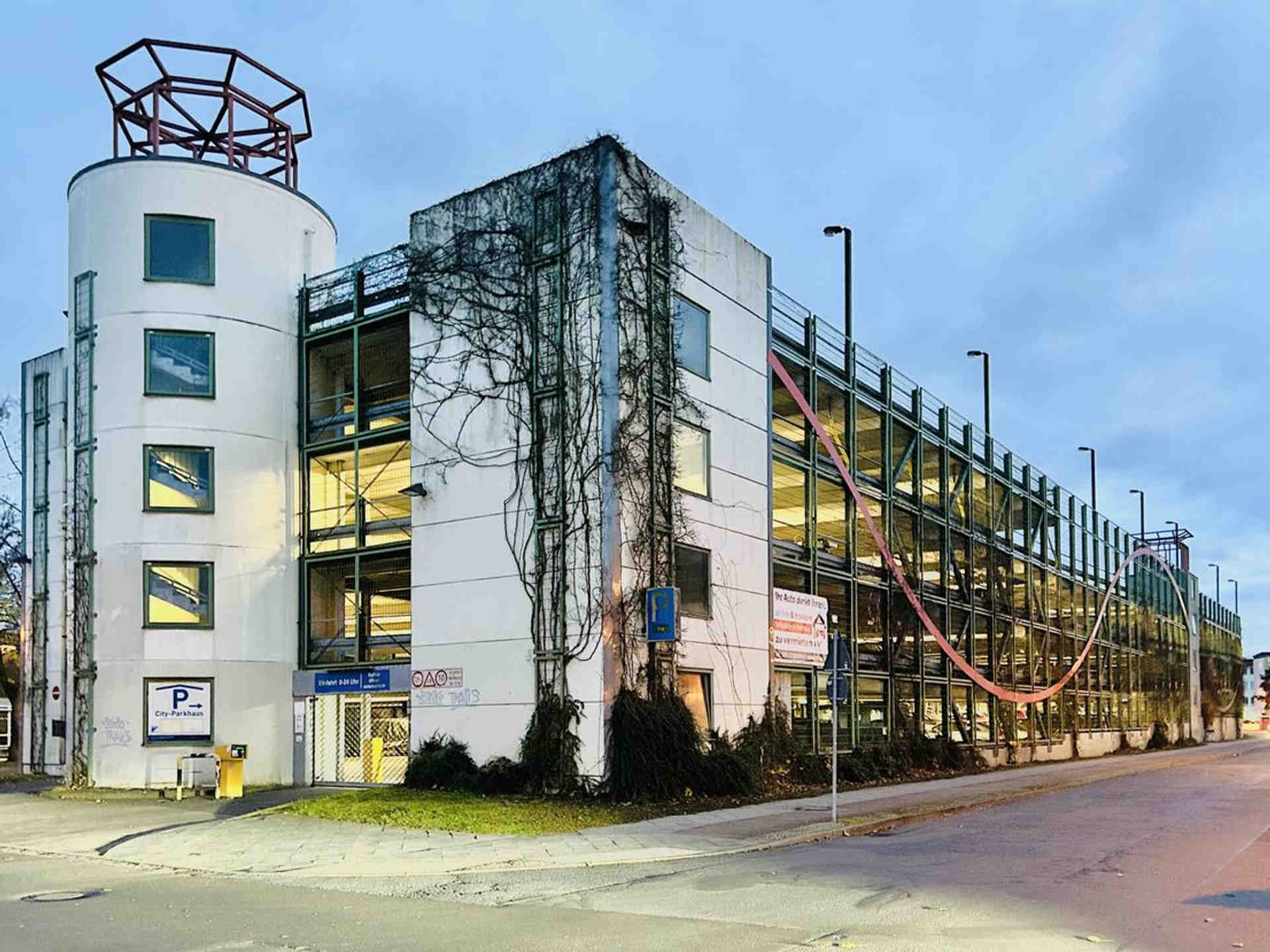 Parking garage directly at Hennigsdorf S-Bahn station - Poststraße, 16761 Hennigsdorf - Photo 1 of 1
