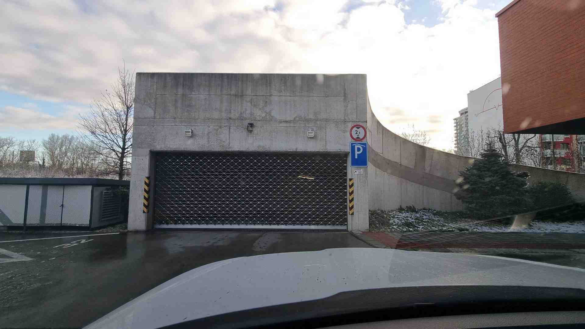 Wir bieten Ihnen den Parkplatz Nr. 69, in der Nähe des Aufzugs, Eingang A. - Lužná, 851 01 Bratislava - Foto 2 von 5