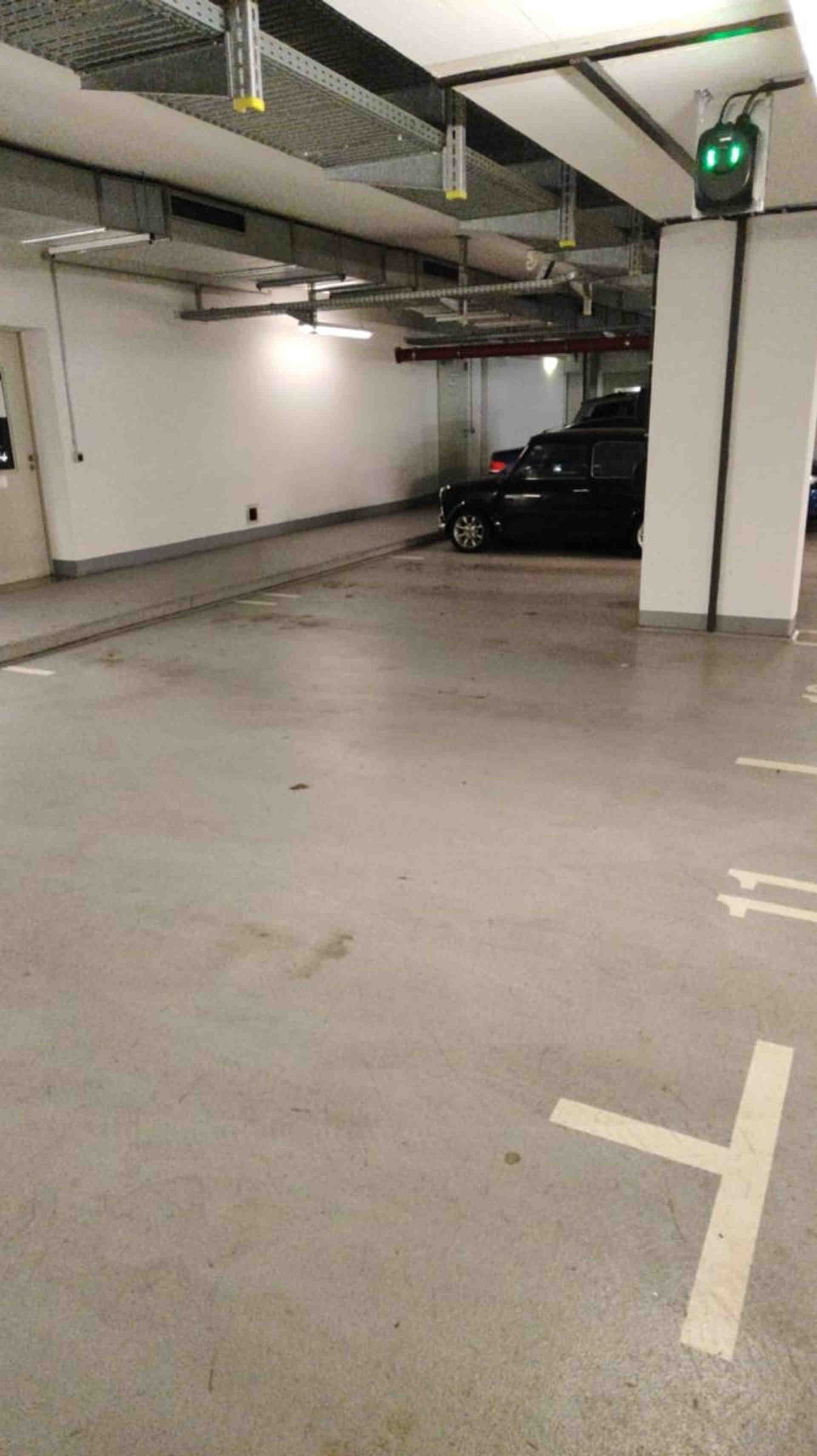 Parking space with charging device / wall box - Schwedter Straße, 10435 Berlin - Photo 2 of 3