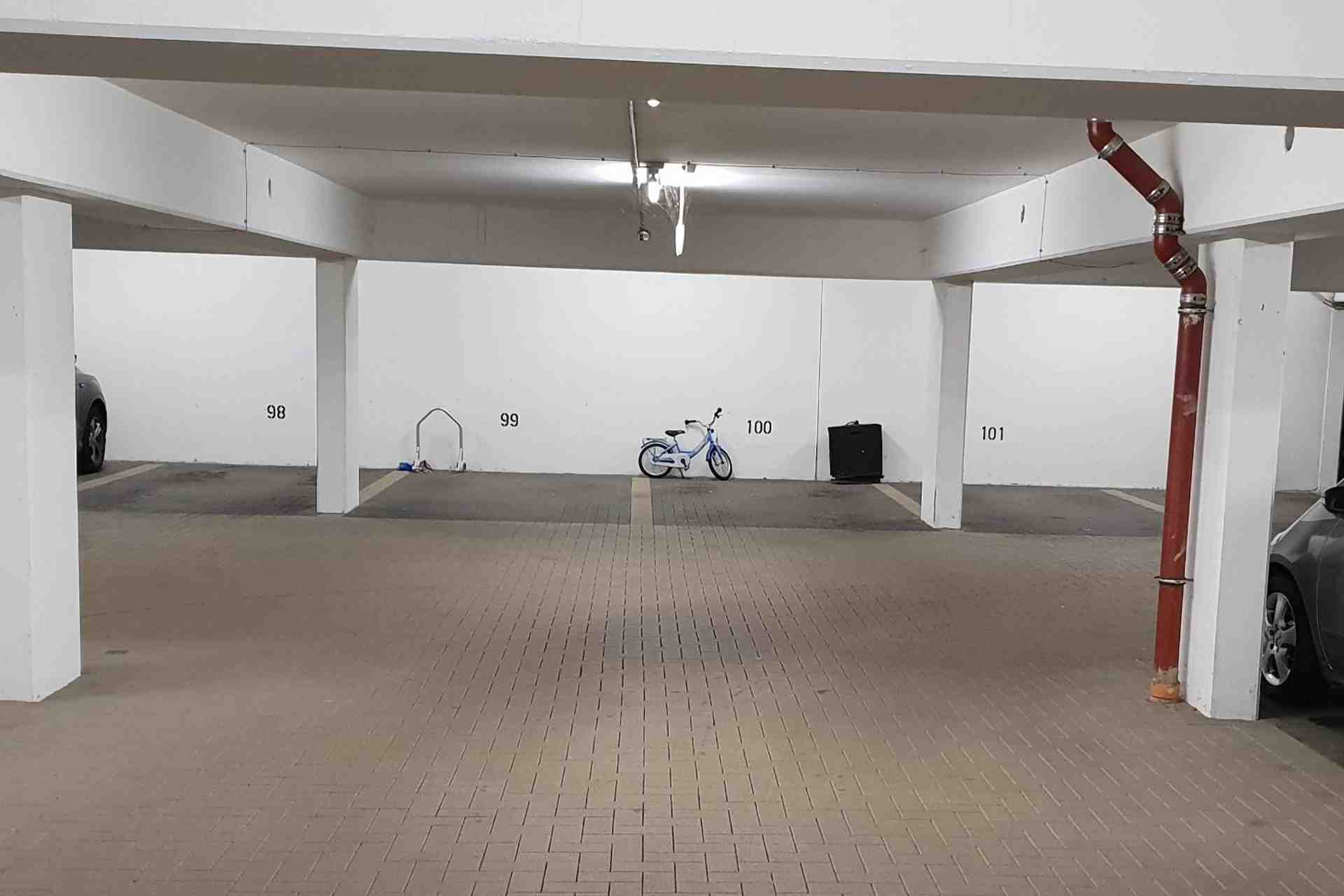 Spacious underground parking space - Takustraße, 50825 Cologne - Photo 1 of 2