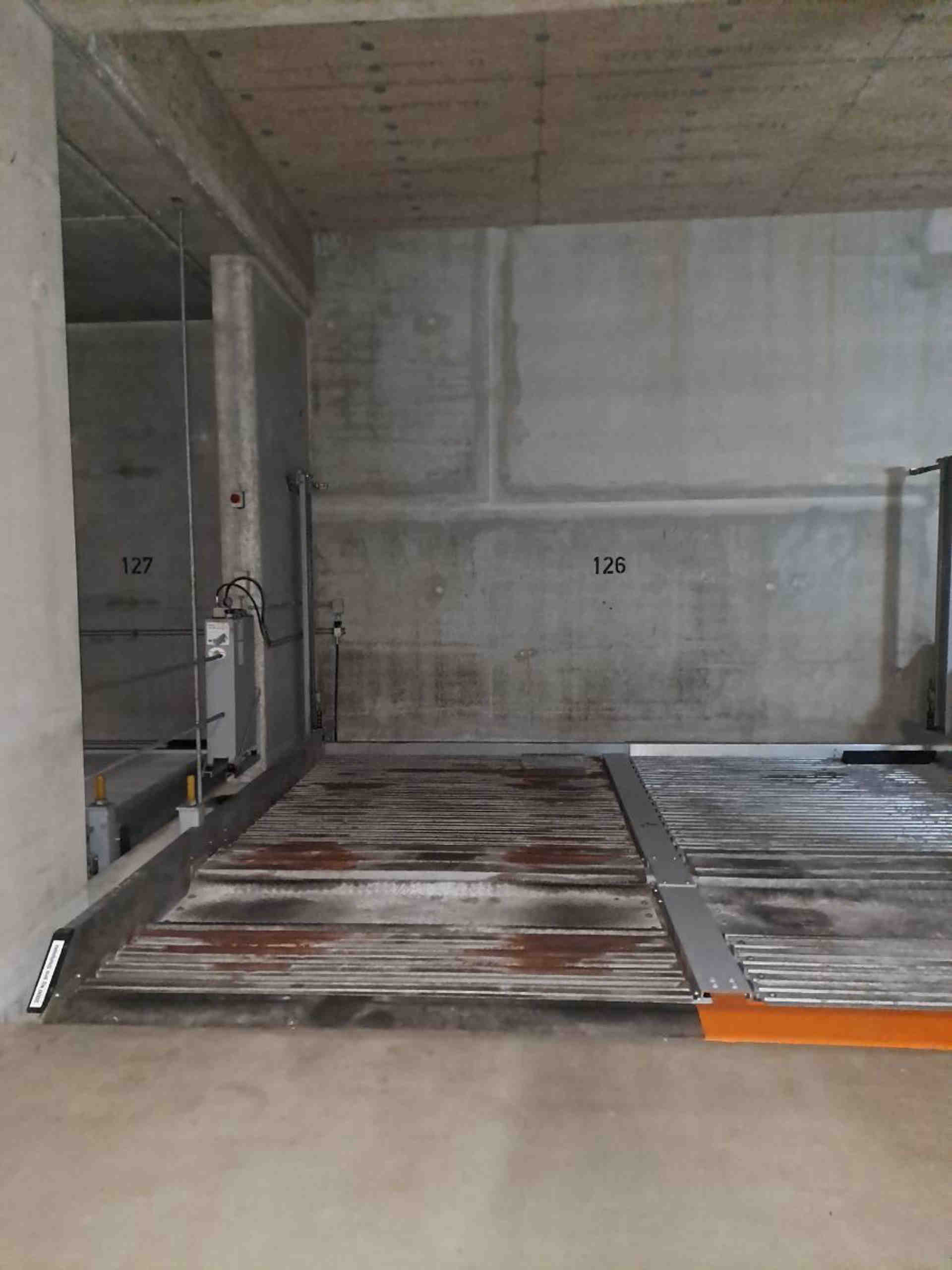 Garage space Schwabing-Freimann Duplex Below - Germaniastraße, 80802 Munich - Photo 3 of 4