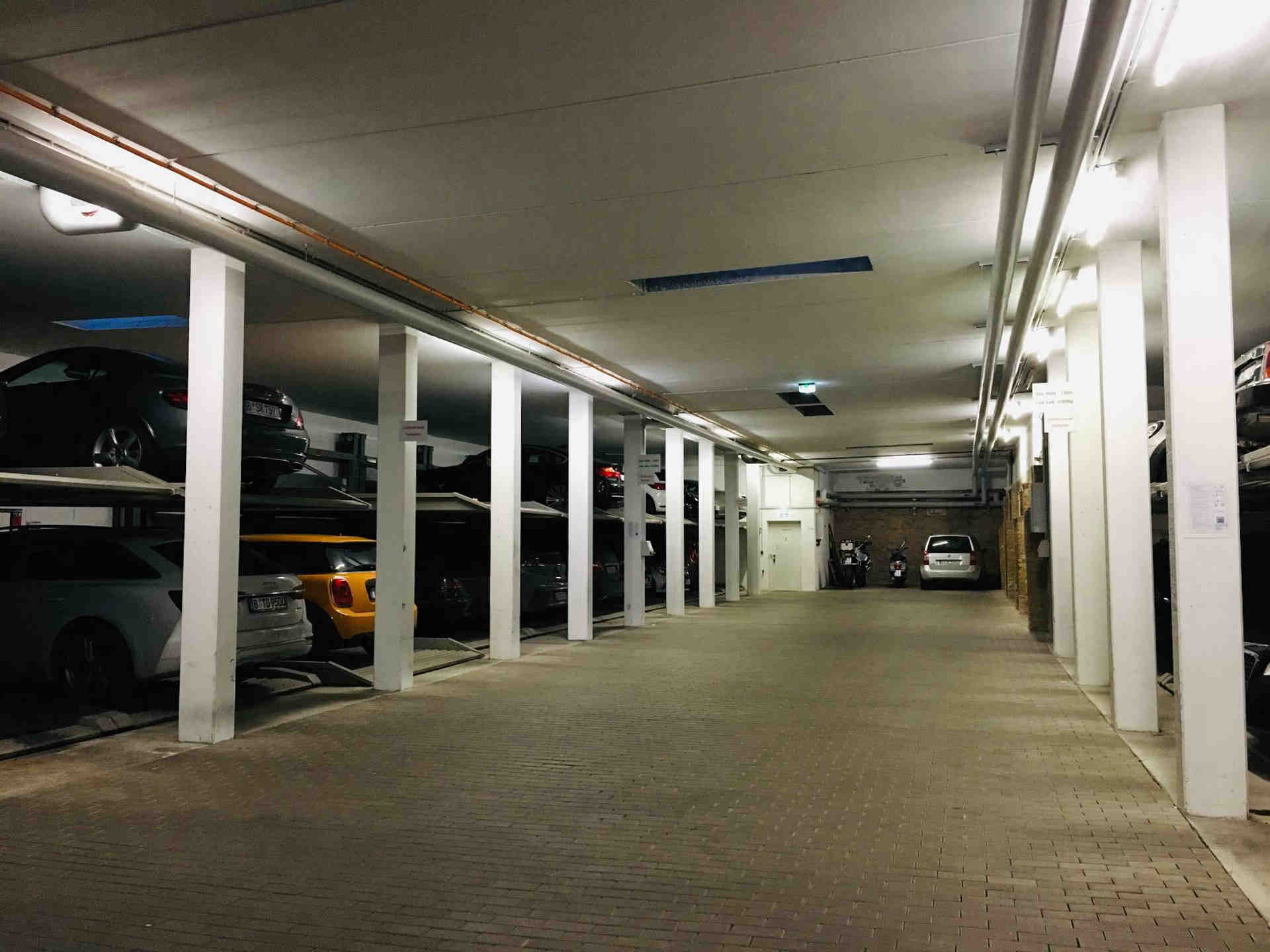 High-tech underground garage parking on Warschauerstrasse - Warschauer Straße, 10243 Berlin - Foto 1 von 1